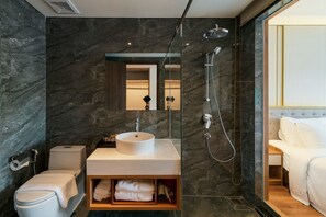 Een douche, een haardroger, badjassen, pantoffels