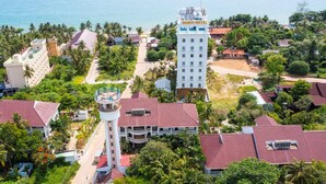 Un hotel con una torre destacada que indica 