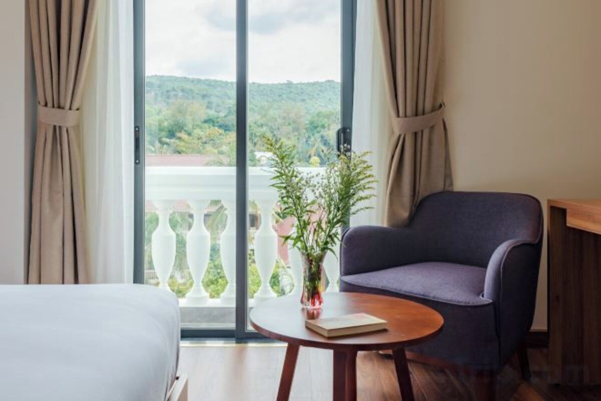 Premium bedding, minibar, desk, free WiFi