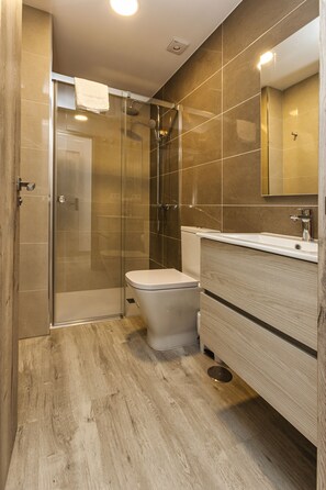 Suihku, hiustenkuivaaja, pyyhkeet, saippua