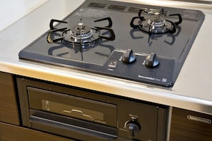 Fridge, microwave, stovetop, cookware/dishes/utensils