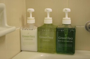 Trois produits de la marque GreenTea : après-shampoing, shampoing et gel douche.