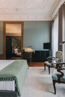 Minibar, caja de seguridad en la habitación y decoración personalizada