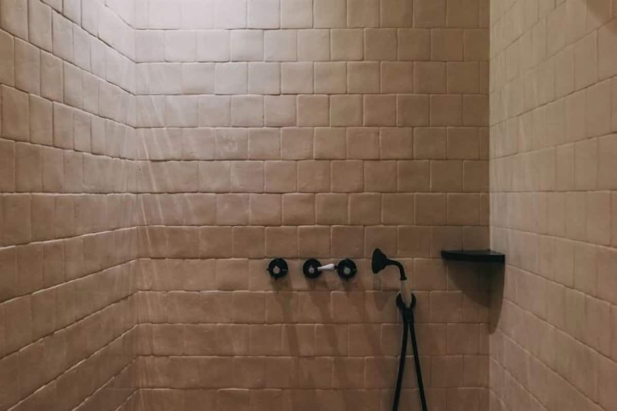 Batas, pantuflas, toallas, jabón