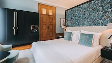 Minibar, caja de seguridad en la habitación y decoración personalizada