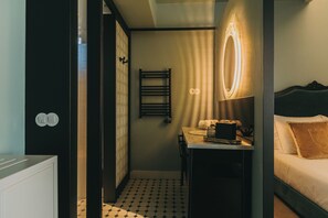Suite Junior | Bathroom | Bathrobes, slippers, towels, soap - Torel Royal Court (Guimarães)