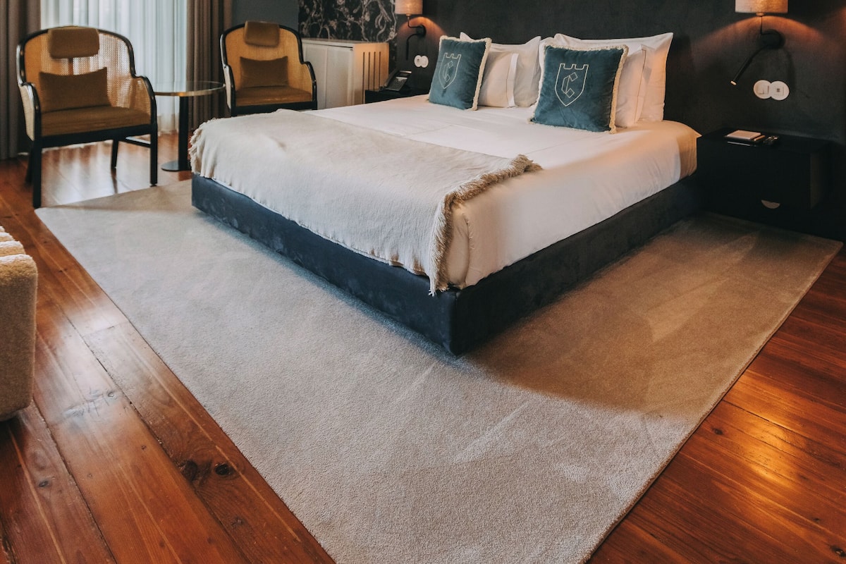 Royal with Bathtub | Minibar, in-room safe, individually decorated, desk