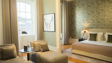 Junior Studio Suite | Minibar, in-room safe, individually decorated, desk