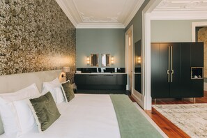 Suite Royal | Minibar, in-room safe, individually decorated, desk - Torel Royal Court (Guimarães)