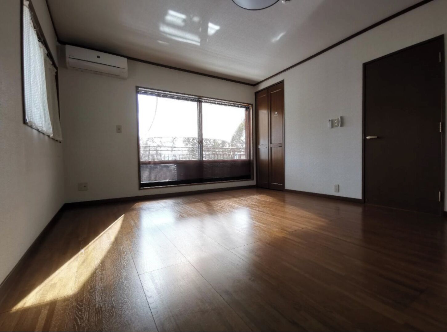 2 室のベッドルーム、デスク、WiFi (無料)