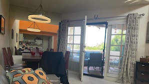 Un salon comprenant un canapé, une table basse et un coin repas avec des chaises et une table.