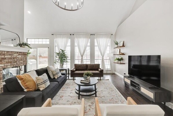 Televisio, takka, työhuone