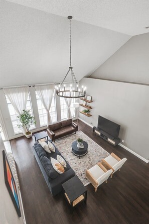 Televisie, een open haard en een kantoor