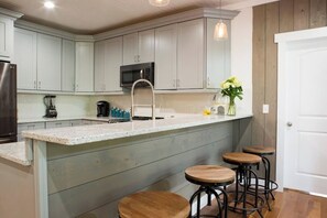 Een koelkast, een microgolfoven, een oven, een kookplaat