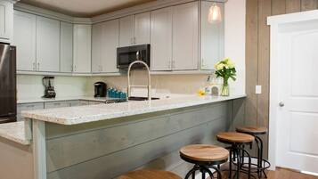 Réfrigérateur, micro-ondes, four, plaque de cuisson