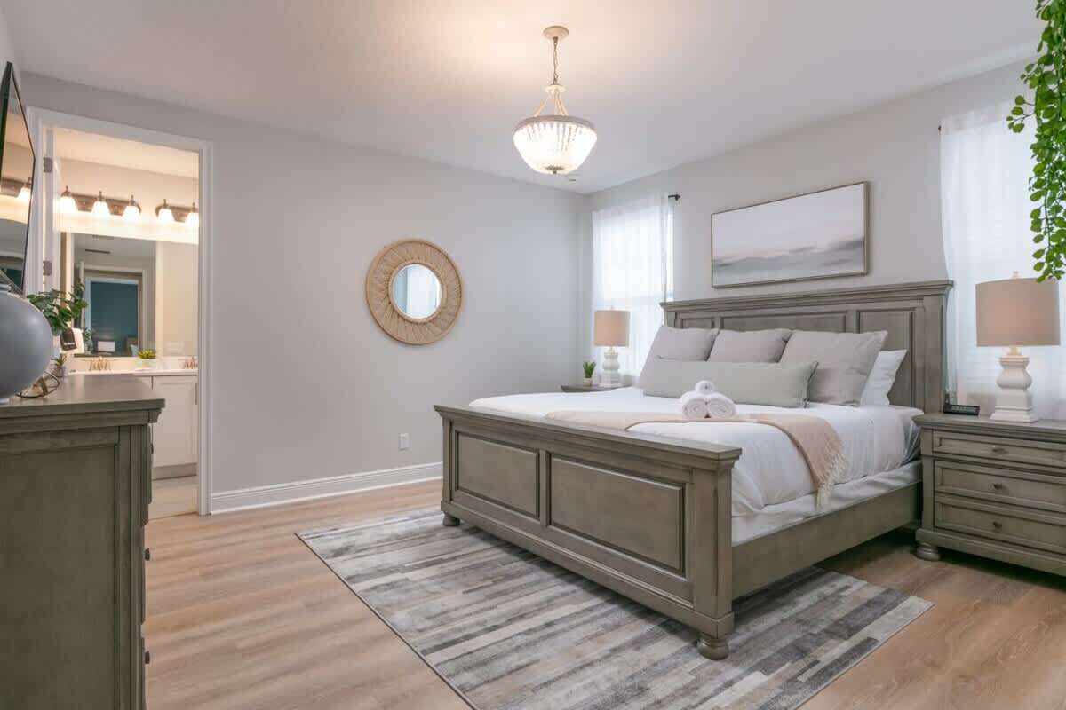 11 Schlafzimmer, Schreibtisch, Bügeleisen/Bügelbrett, Reisekinderbett