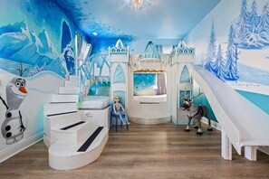 11 Schlafzimmer, Schreibtisch, Bügeleisen/Bügelbrett, Reisekinderbett