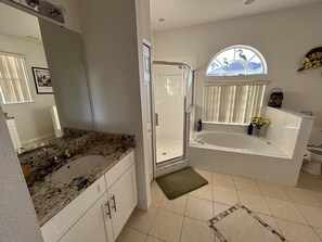 Combined shower/bathtub, hair dryer, towels, soap - Great 4 bed Villa with private pool and hot tub 15 mins from Disney Wld and next (Davenport)