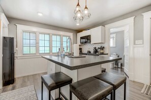 Geladeira, micro-ondas, fogão, cooktop