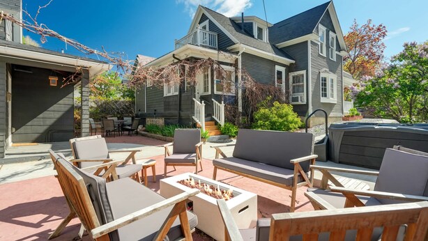 Un patio con mobiliario exterior y un brasero.