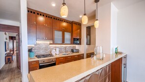 Een koelkast, een magnetron, een oven, een kookplaat