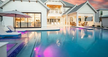 Resort Like Paradise, Steps from Beach! VRBO's 2024 Vacation Rental Of The Year!