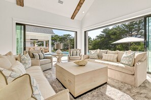 Smart TV, fireplace, ping pong, stereo