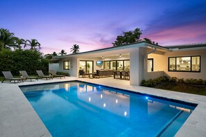 Beheizter Pool, Liegestühle