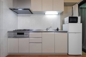 Fridge, microwave, stovetop, cookware/dishes/utensils
