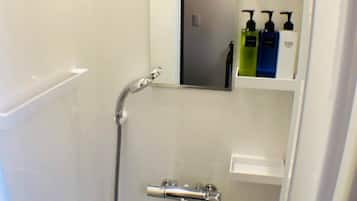 Sèche-cheveux, serviettes fournies