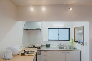 Réfrigérateur, micro-ondes, plaque de cuisson