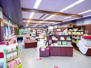 Un grand magasin spacieux, doté d’allées larges et de plusieurs caisses.