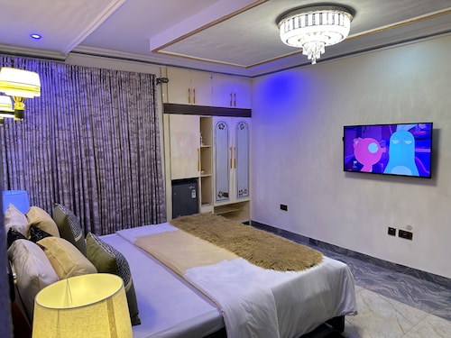 Tobby Royal Suites