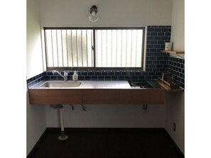 Refrigerador, microondas, placa de cocina, utensilios de cocina