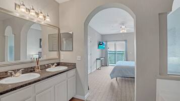 3 habitaciones, tabla de planchar con plancha, wifi y ropa de cama