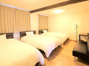 4 室のベッドルーム、デスク、アイロン / アイロン台、WiFi (無料)