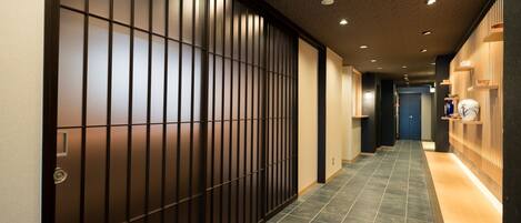 المنشأة من الداخل