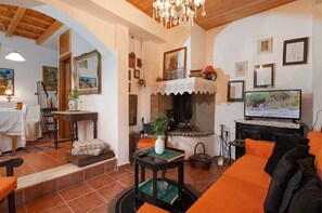 Una televisión, una chimenea, una oficina