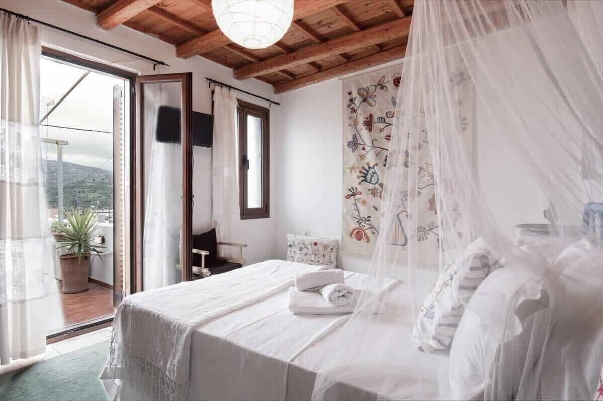 2 عدّة غرف نوم ومكواة/لوح كي وسرير سفر وواي فاي