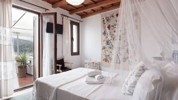 2 bedrooms, iron/ironing board, travel cot, WiFi