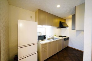 冷蔵庫、電子レンジ、コンロ、調理器具と食器