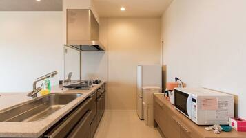 冷蔵庫、電子レンジ、コンロ、調理器具と食器