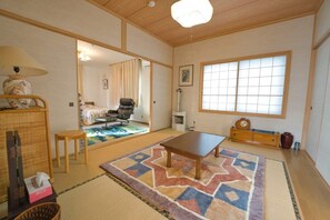 Interior - An inn for private use / Abuta-gun Hokkaidō (Abuta-gun)