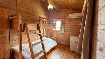 2 sovrum, skrivbord och sängkläder