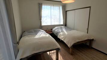 3 bedrooms, desk, iron/ironing board, free WiFi