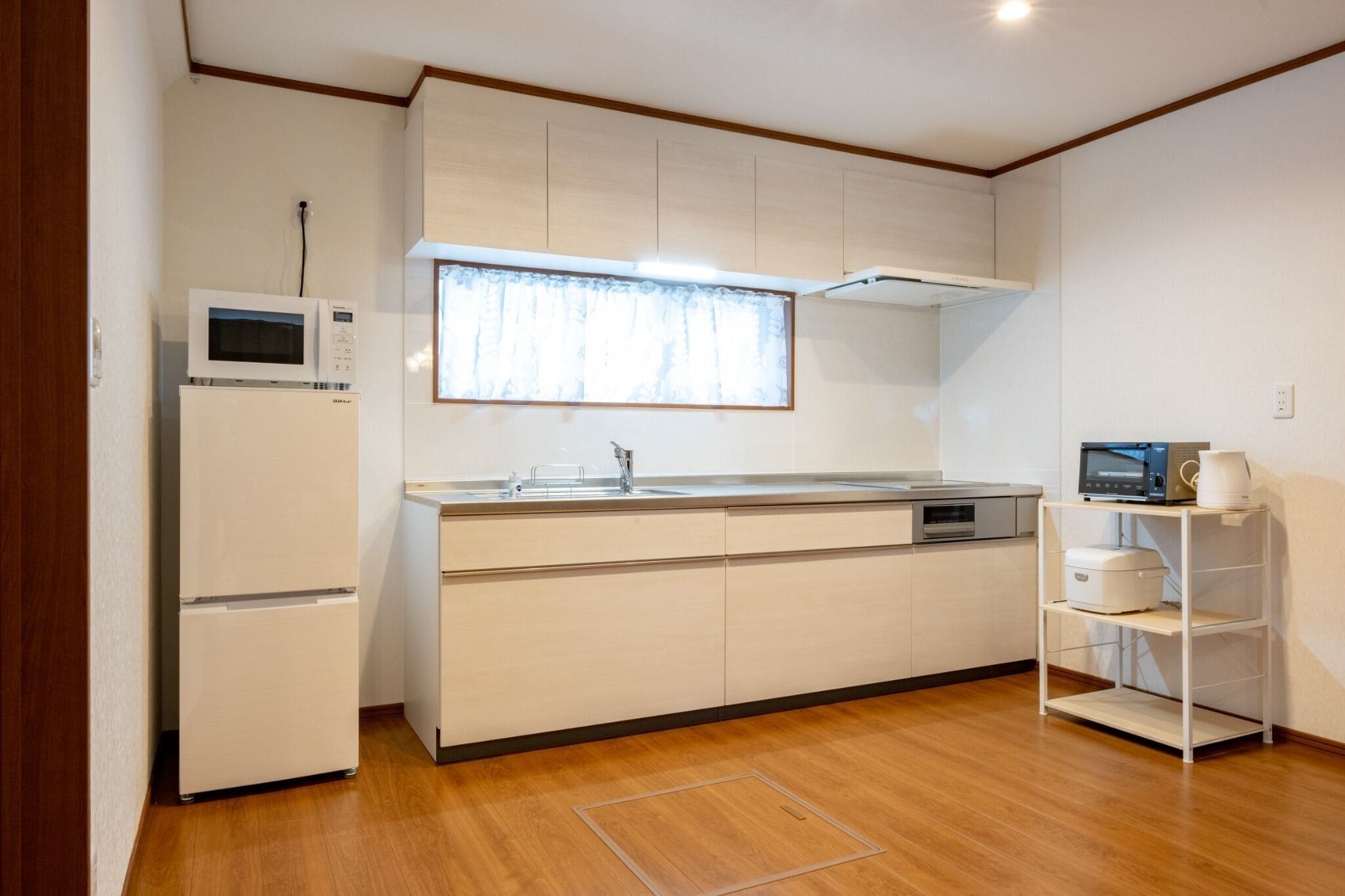 Frigorífico, microondas, placa de cocina y utensilios de cocina