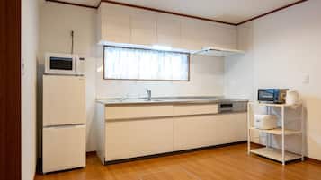 Frigorífico, microondas, placa de cocina y utensilios de cocina