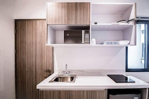 Kühlschrank, Mikrowelle, Herdplatte, Wasserkocher mit Kaffee-/Teezubehör