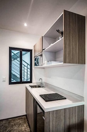 Refrigerador, microondas, parrilla de estufa y cafetera y tetera