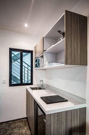 Kühlschrank, Mikrowelle, Herdplatte, Wasserkocher mit Kaffee-/Teezubehör